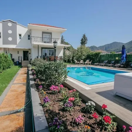 Marmaris'te Oezel Havuzlu * 马尔马里斯